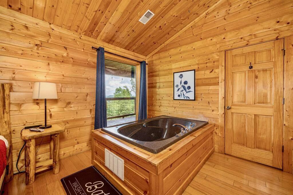 Panorama Mountain View Cabin, Less Than 10 Miles From Gatlinburg And Dollywood, Dog Friendly, 6 Bedrooms Sleeps 17, Fire Pit, Hottub, Washer Dryer, Fully Loaded Kitchen, Gameroom With A Tv, Pool Table, Arcade, Air Hockey, And Foosball Севьервилл Экстерьер фото