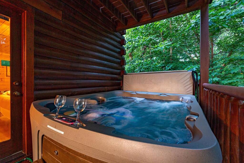 Panorama Mountain View Cabin, Less Than 10 Miles From Gatlinburg And Dollywood, Dog Friendly, 6 Bedrooms Sleeps 17, Fire Pit, Hottub, Washer Dryer, Fully Loaded Kitchen, Gameroom With A Tv, Pool Table, Arcade, Air Hockey, And Foosball Севьервилл Экстерьер фото