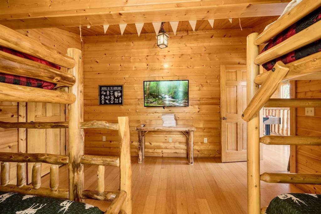 Panorama Mountain View Cabin, Less Than 10 Miles From Gatlinburg And Dollywood, Dog Friendly, 6 Bedrooms Sleeps 17, Fire Pit, Hottub, Washer Dryer, Fully Loaded Kitchen, Gameroom With A Tv, Pool Table, Arcade, Air Hockey, And Foosball Севьервилл Экстерьер фото